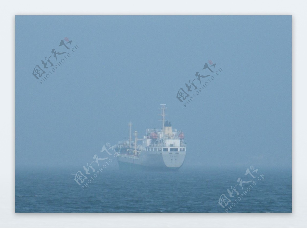 浓雾中的航船图片