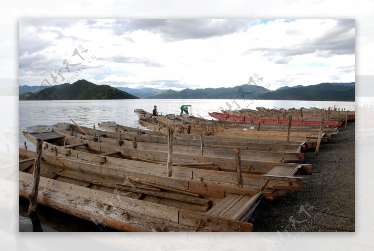 丽江泸沽湖码头美景海边小船泸沽湖岸边图片