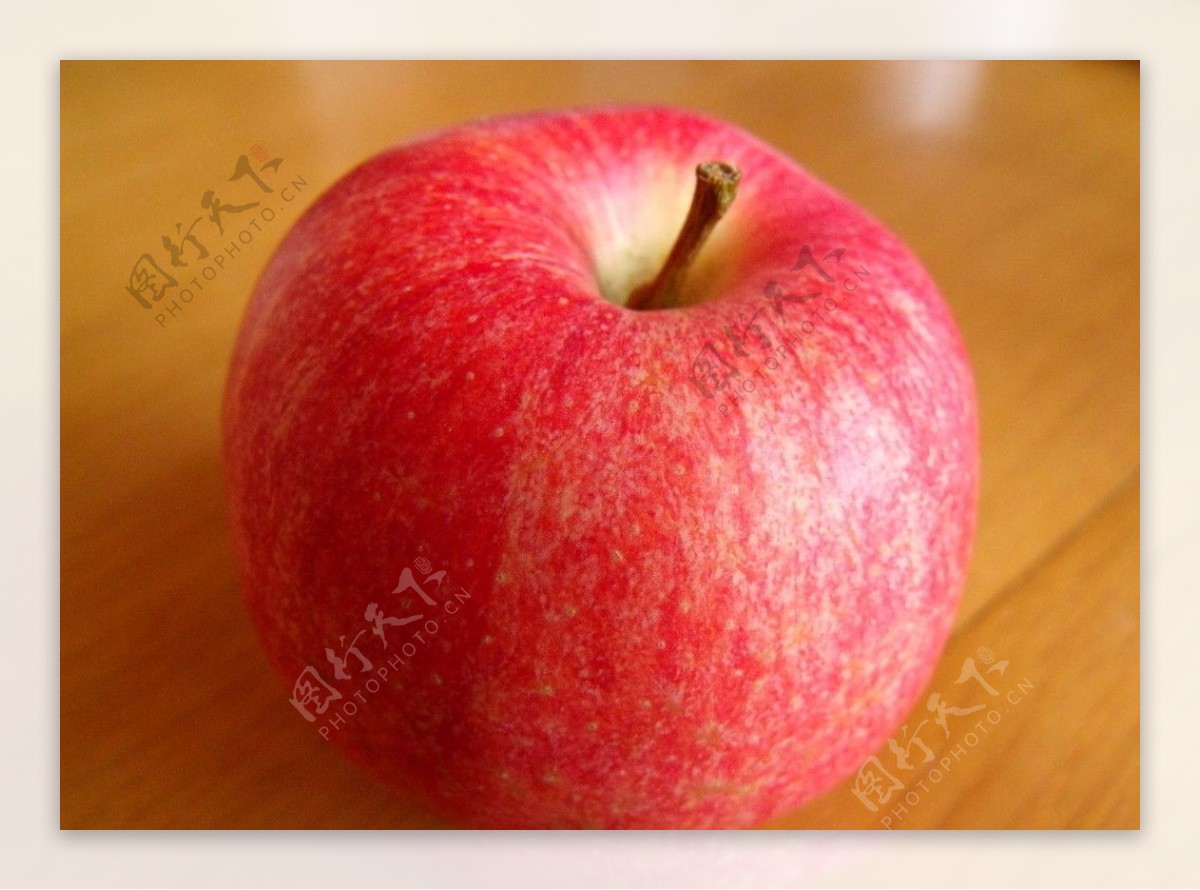 桌子上的红苹果图片
