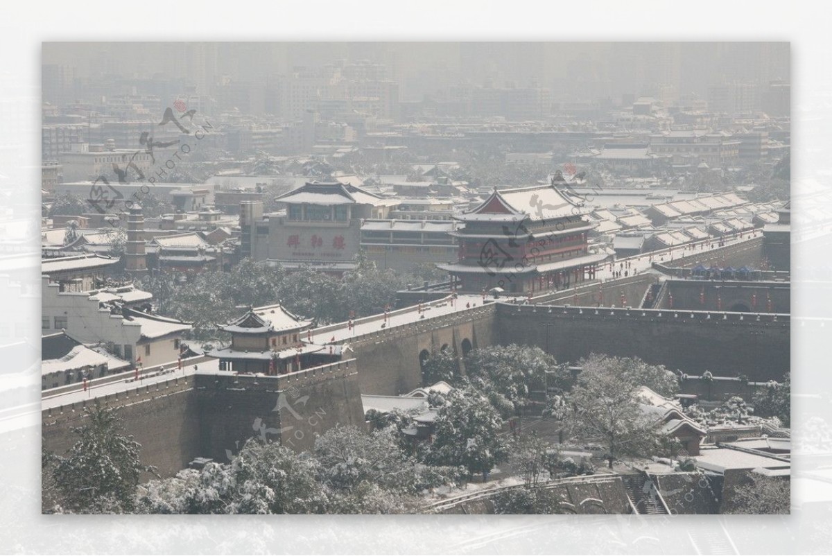 西安城墙雪景图片