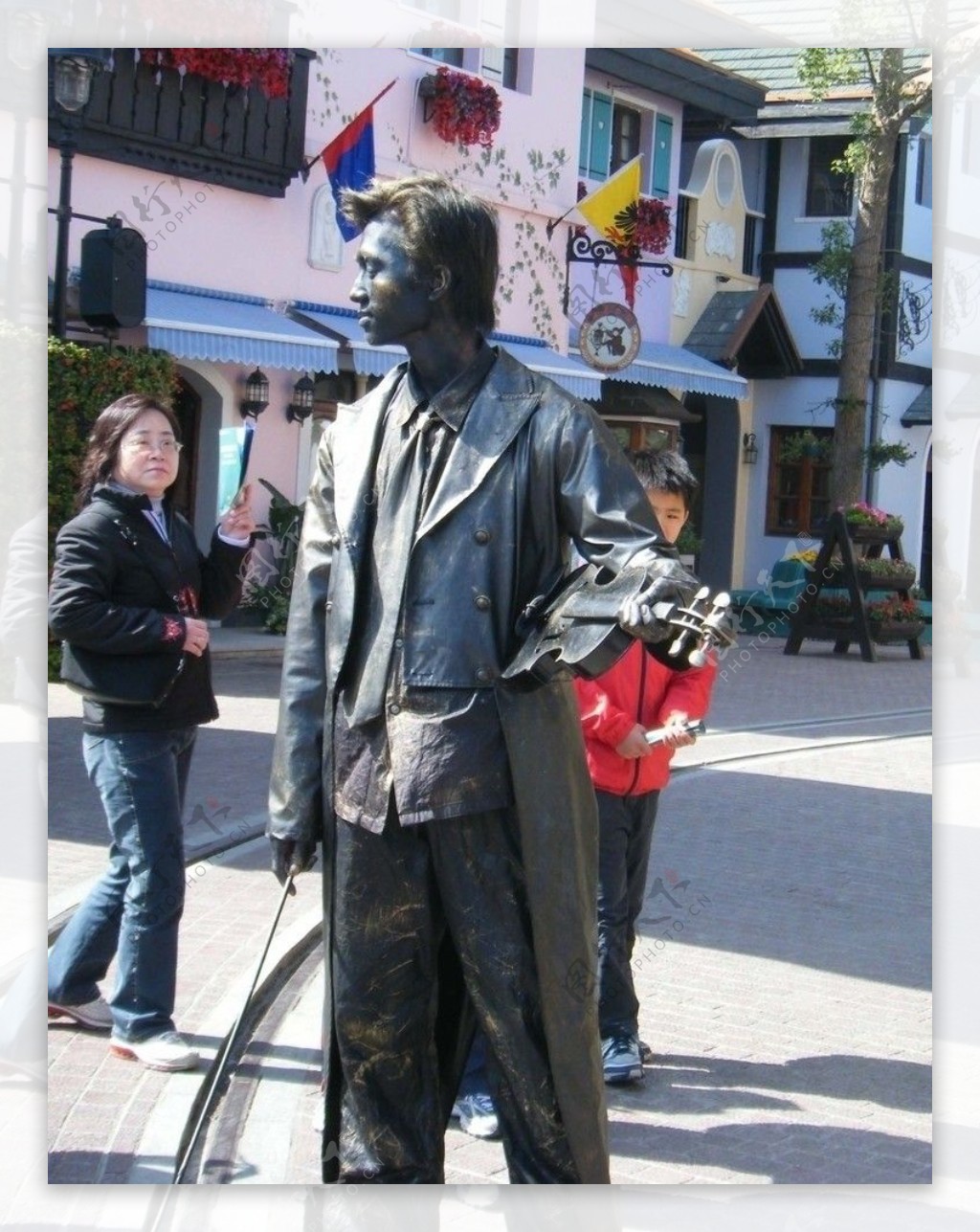 深圳东部华侨城雕像人扮雕像小提琴表演街头艺术图片