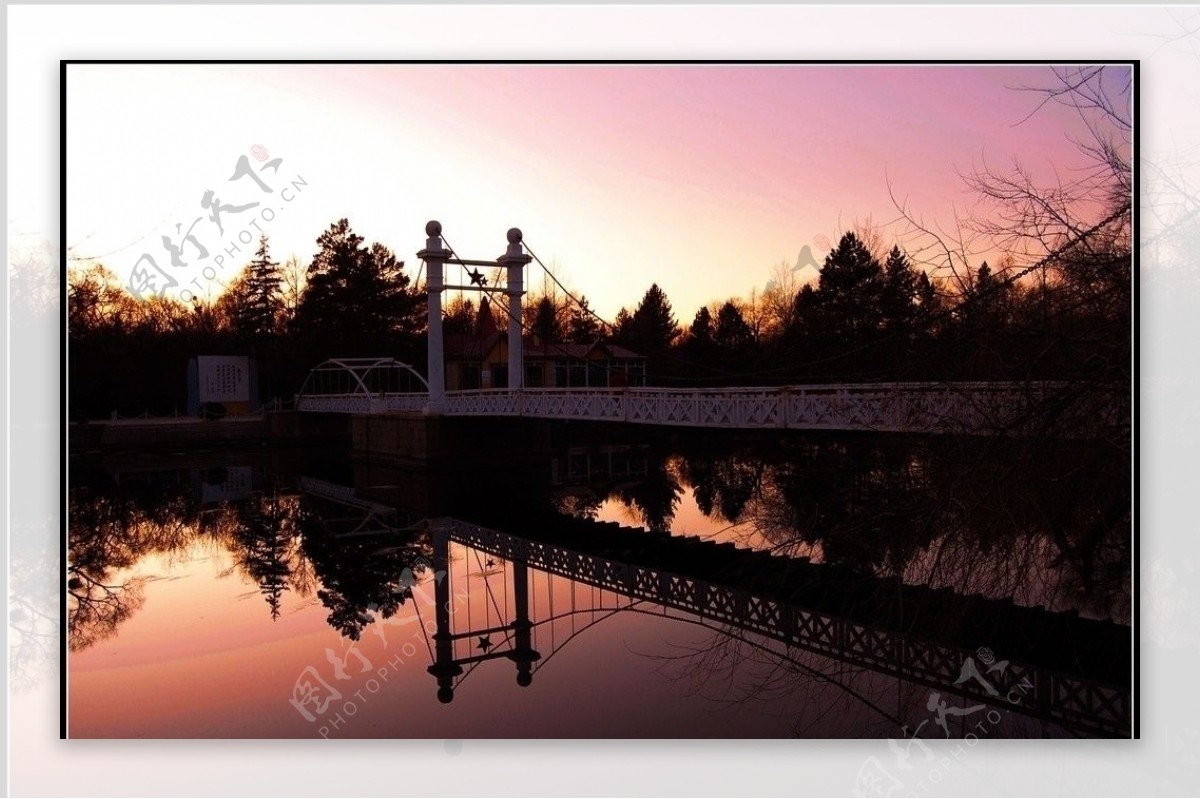 夕阳下的吊桥图片
