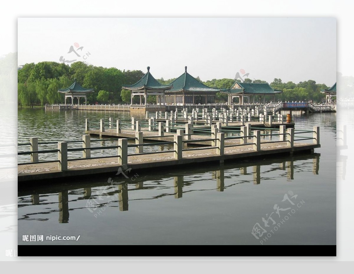 武汉东湖的碧潭观鱼阁图片