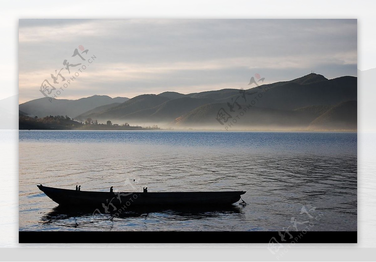 泸沽湖船静水动图图片