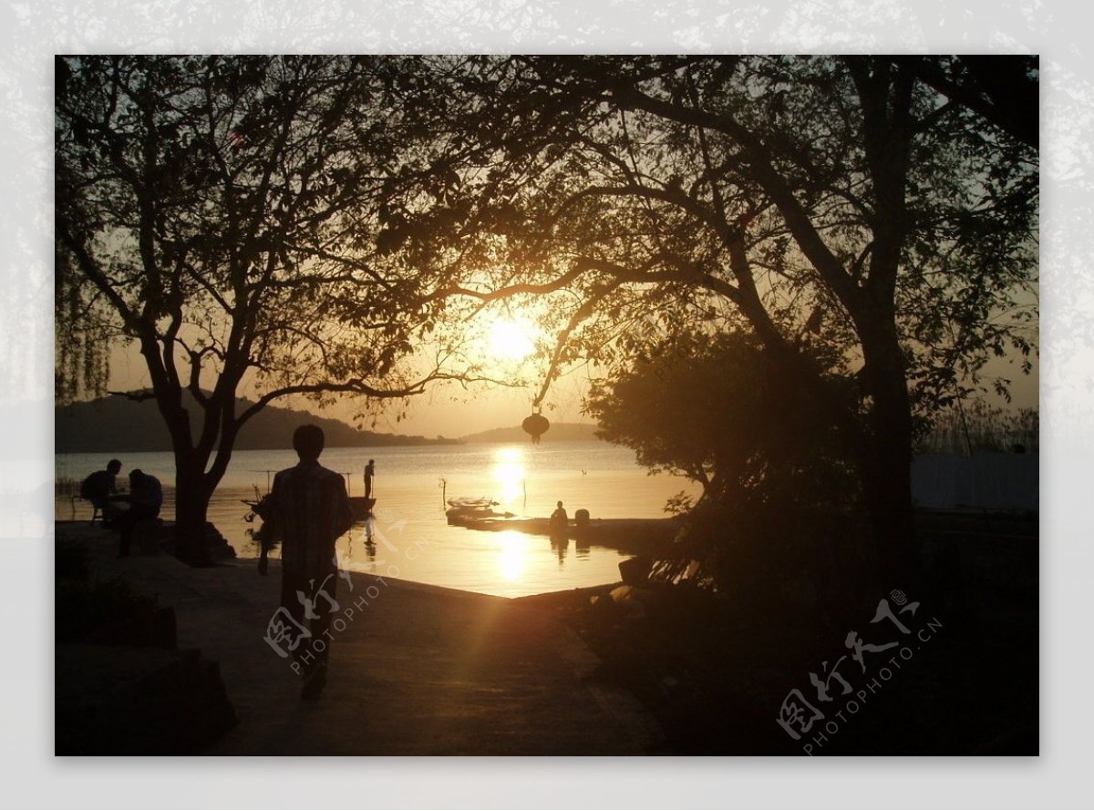 夕阳下的湖面图片