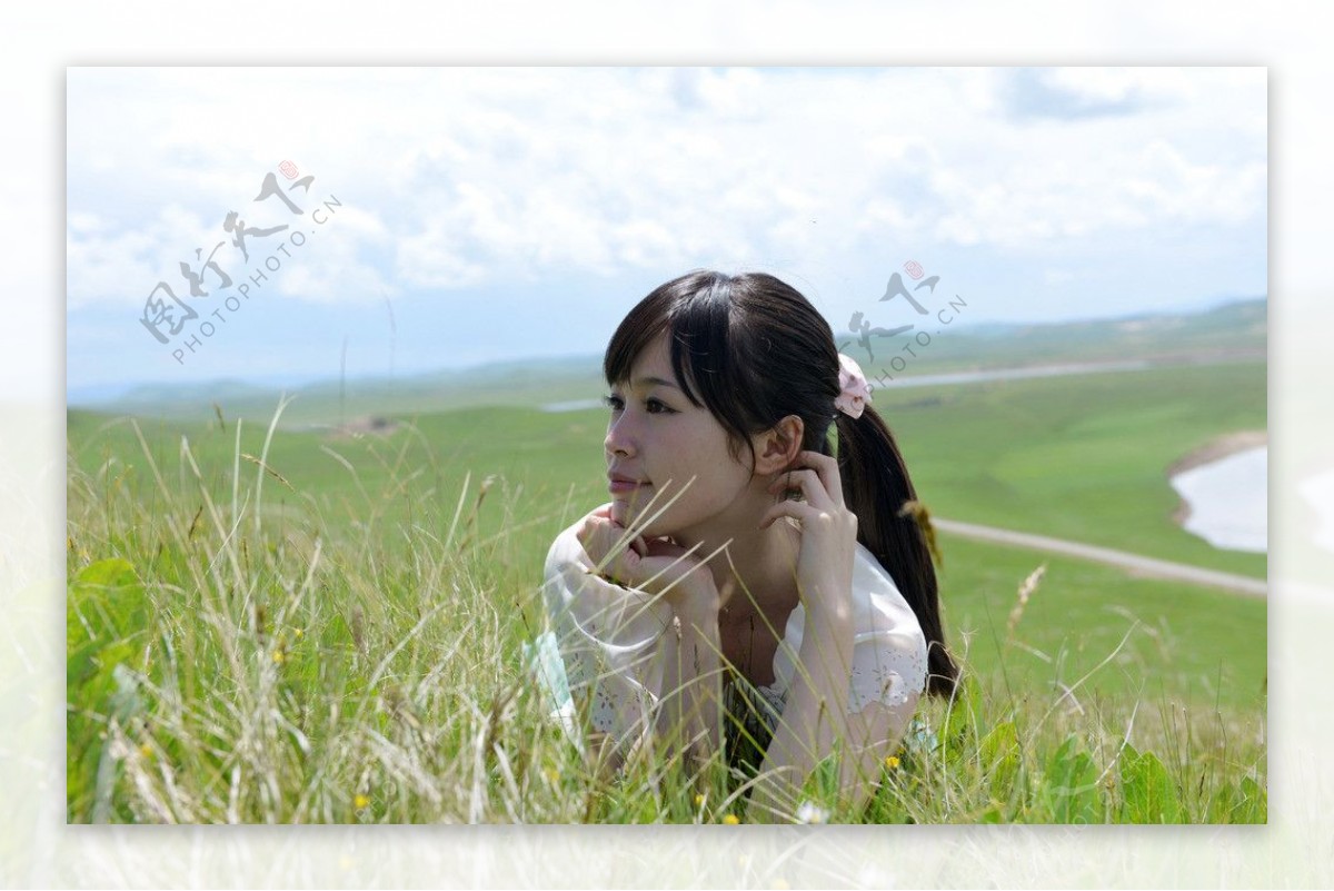 女性の草原-美しい女の子の写真撮影の壁紙プレビュー | 10wallpaper.com