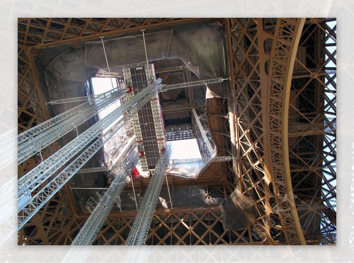 艾菲尔铁塔的升降机图片