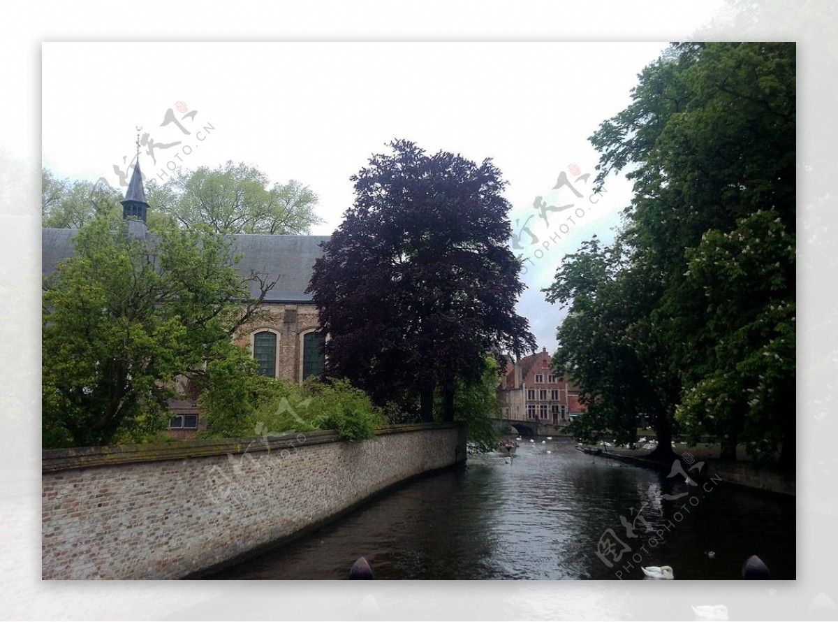 比利时小镇河流图片