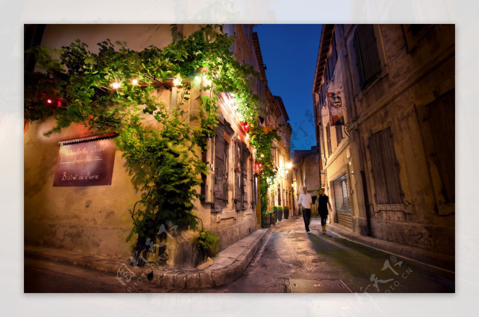 法国圣雷米普罗旺斯夜间街道图片