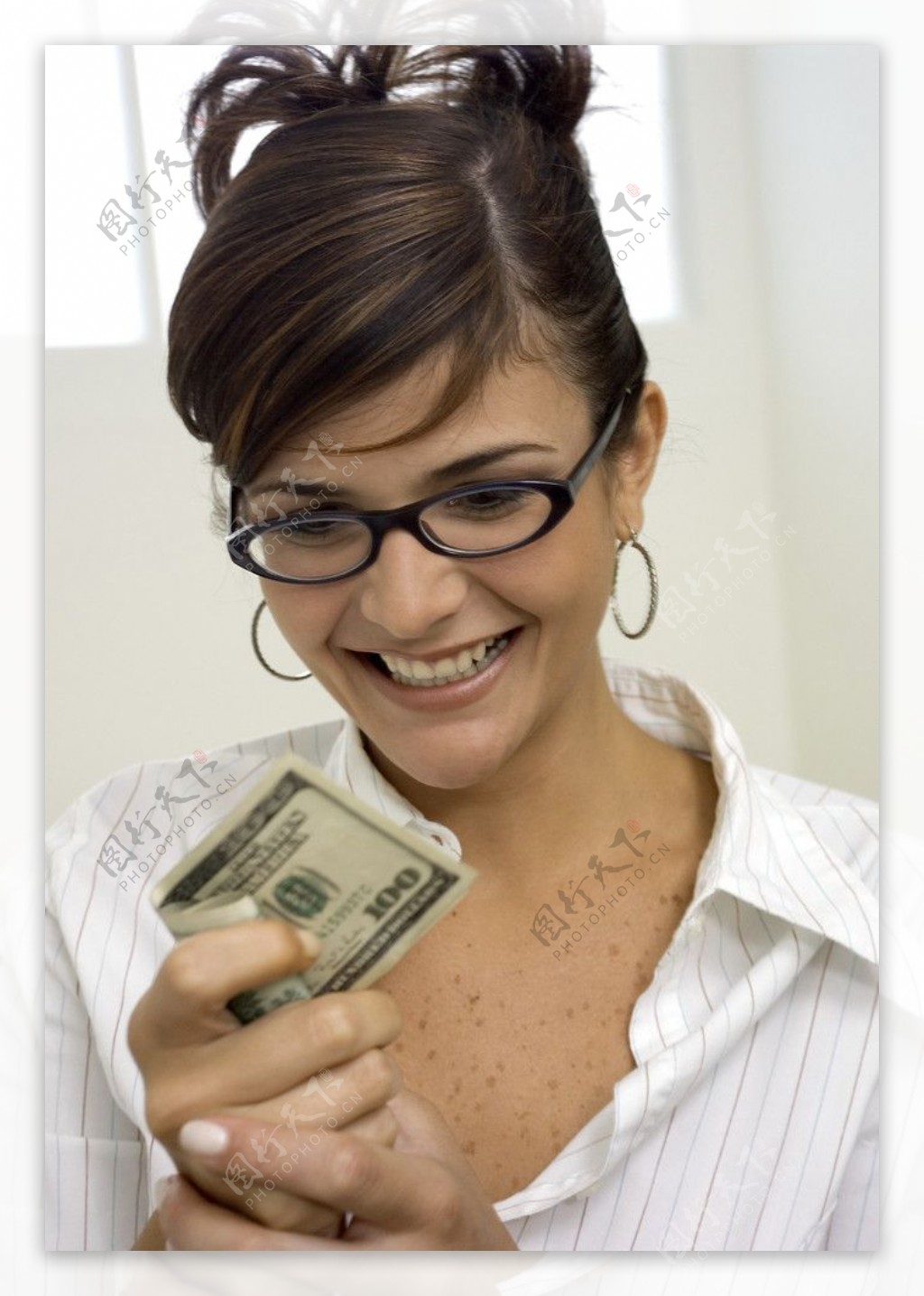 拿着钞票高兴的美女图片