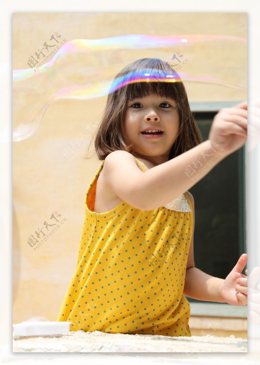 玩水泡的外国小女孩图片
