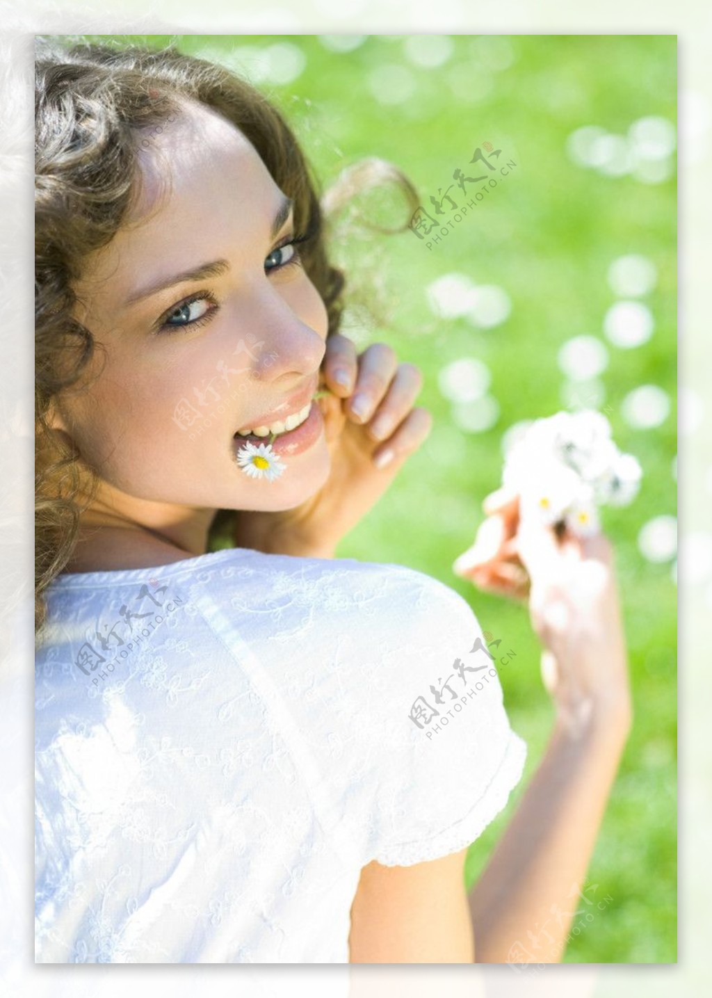 嘴含野花快乐生活的美女图片