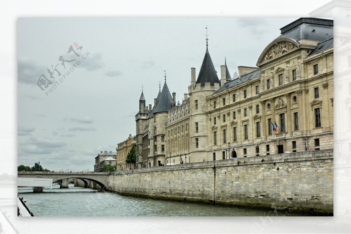 巴黎塞纳河畔古监狱建筑图片