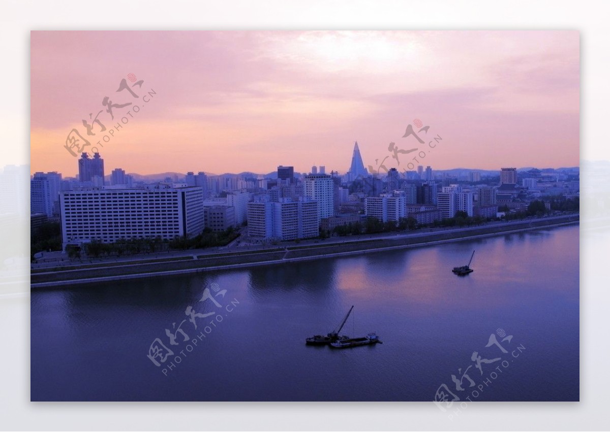 朝鲜平壤晚霞映照下的城市美景图片