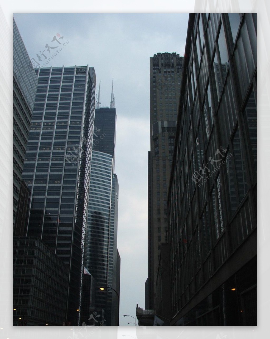 芝加哥高楼间的一线天图片