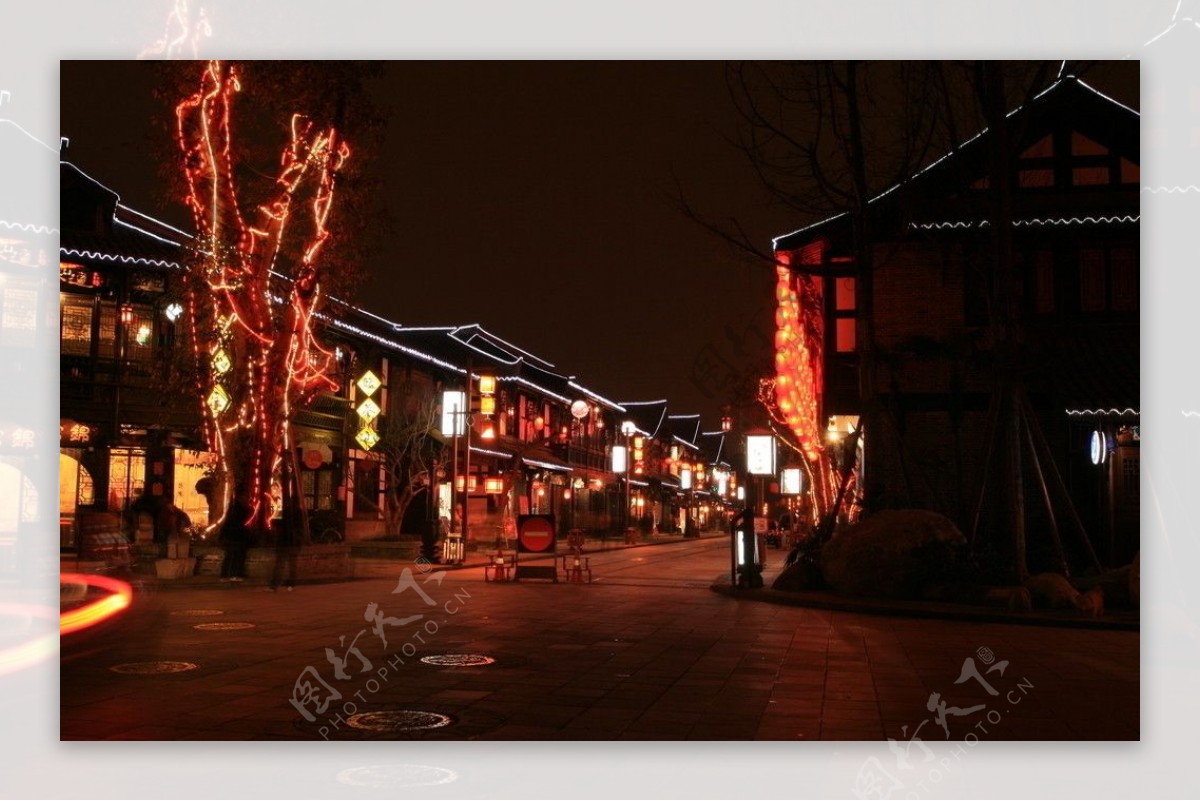 北海道札幌灯火袅绕的小街图片