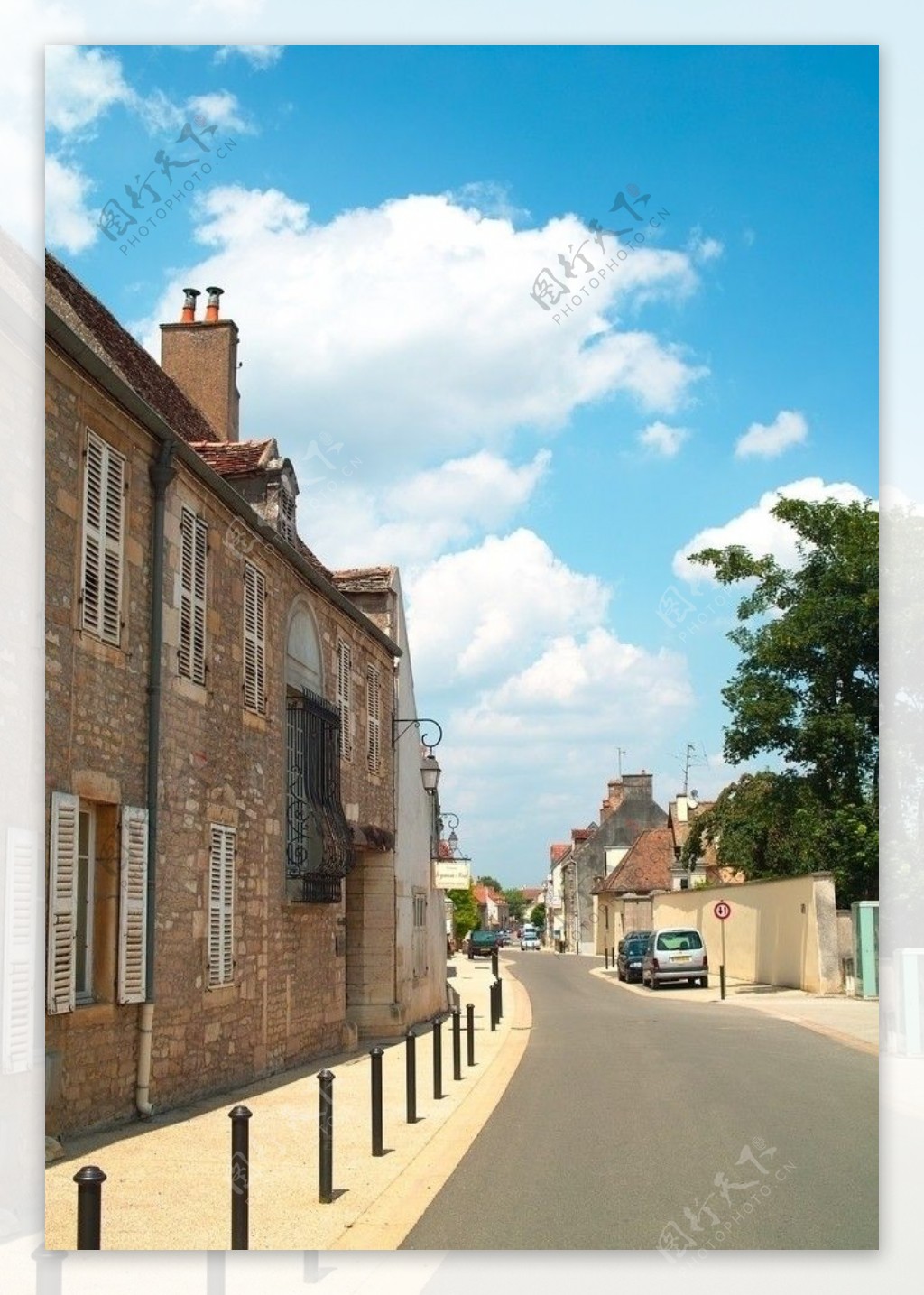 法国第戎葡萄园里的小镇街景图片