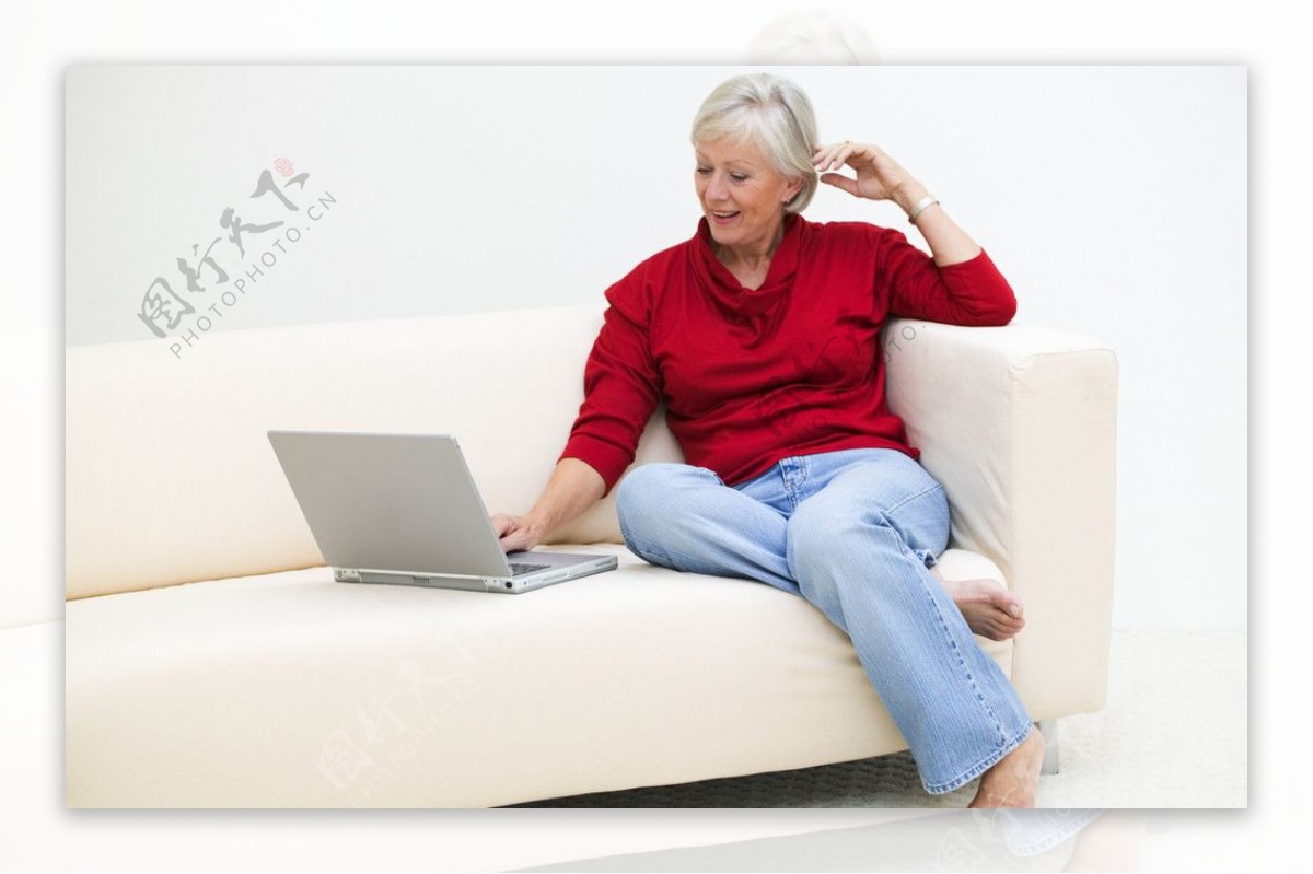 老年妇女玩笔记本电脑图片