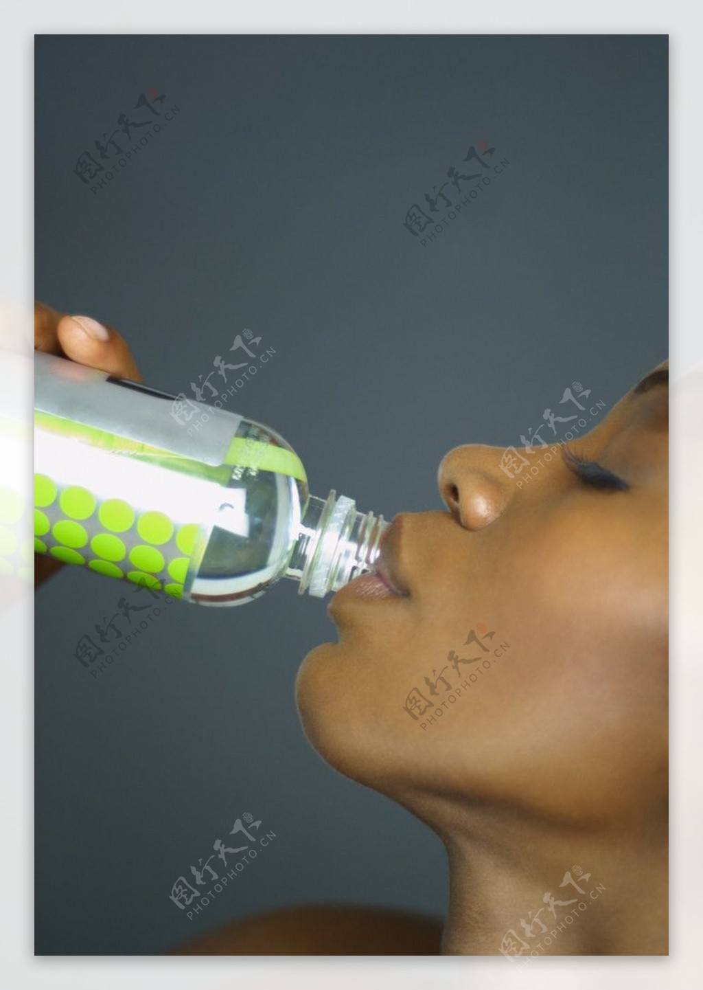 喝水的女孩图片
