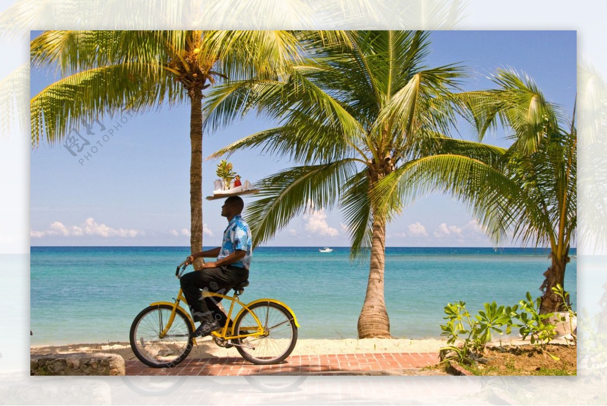 海边骑自行车送餐图片