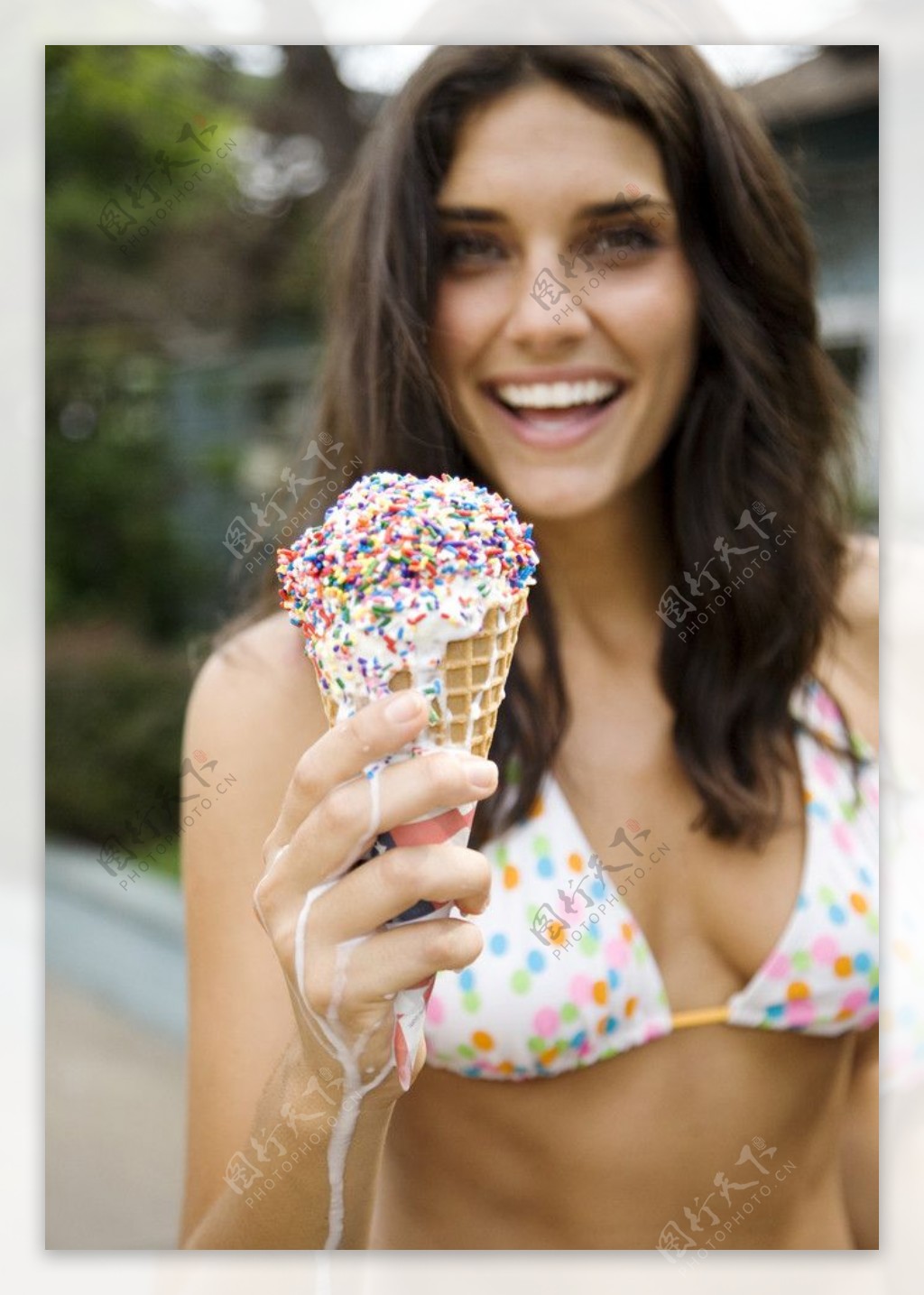 吃冰淇淋的美女图片