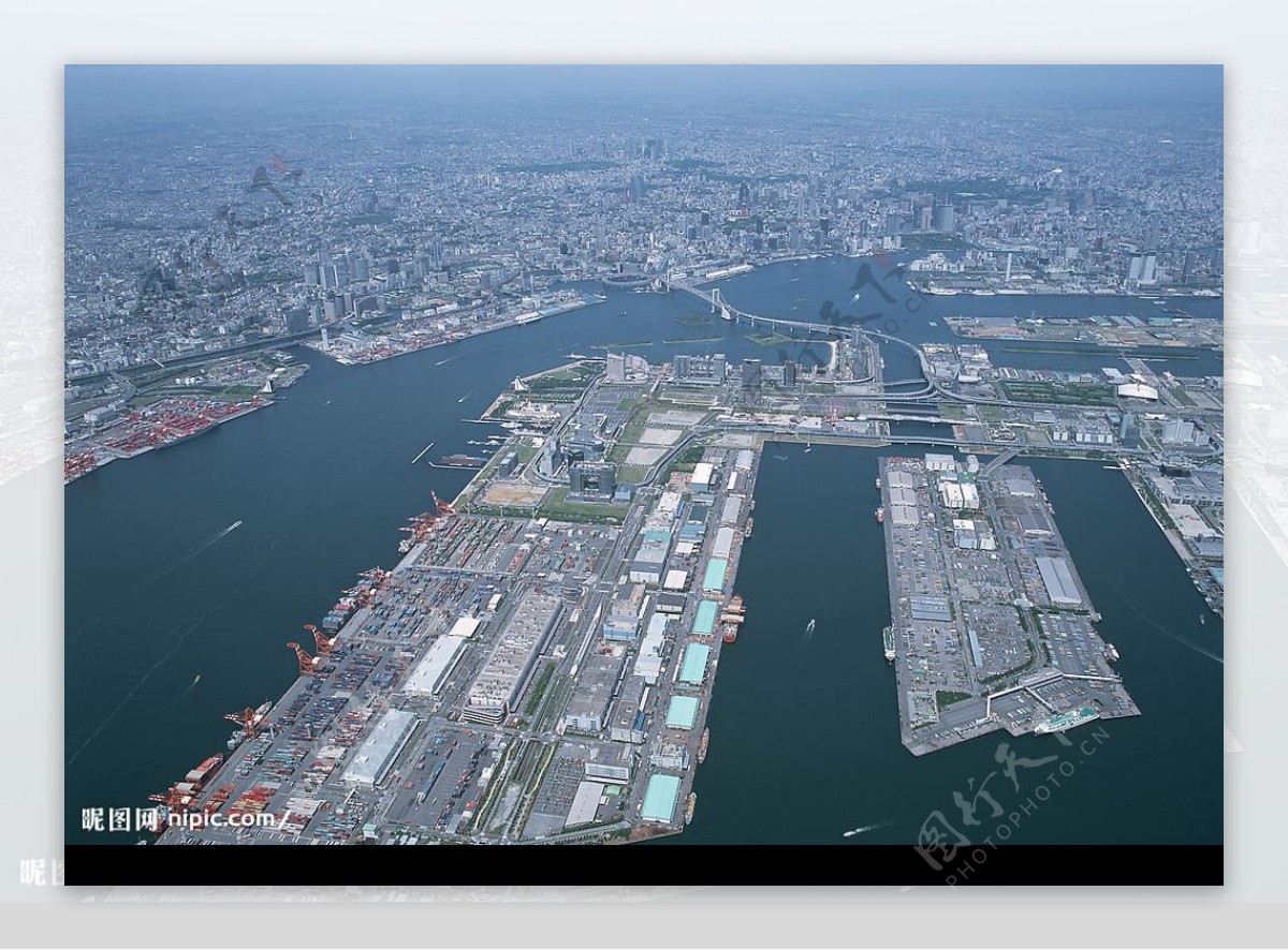 【携程攻略】横滨横滨港未来21景点,白天从横滨中华街步行到横滨港。海边景色很美，天蓝蓝，海蓝蓝，白云…