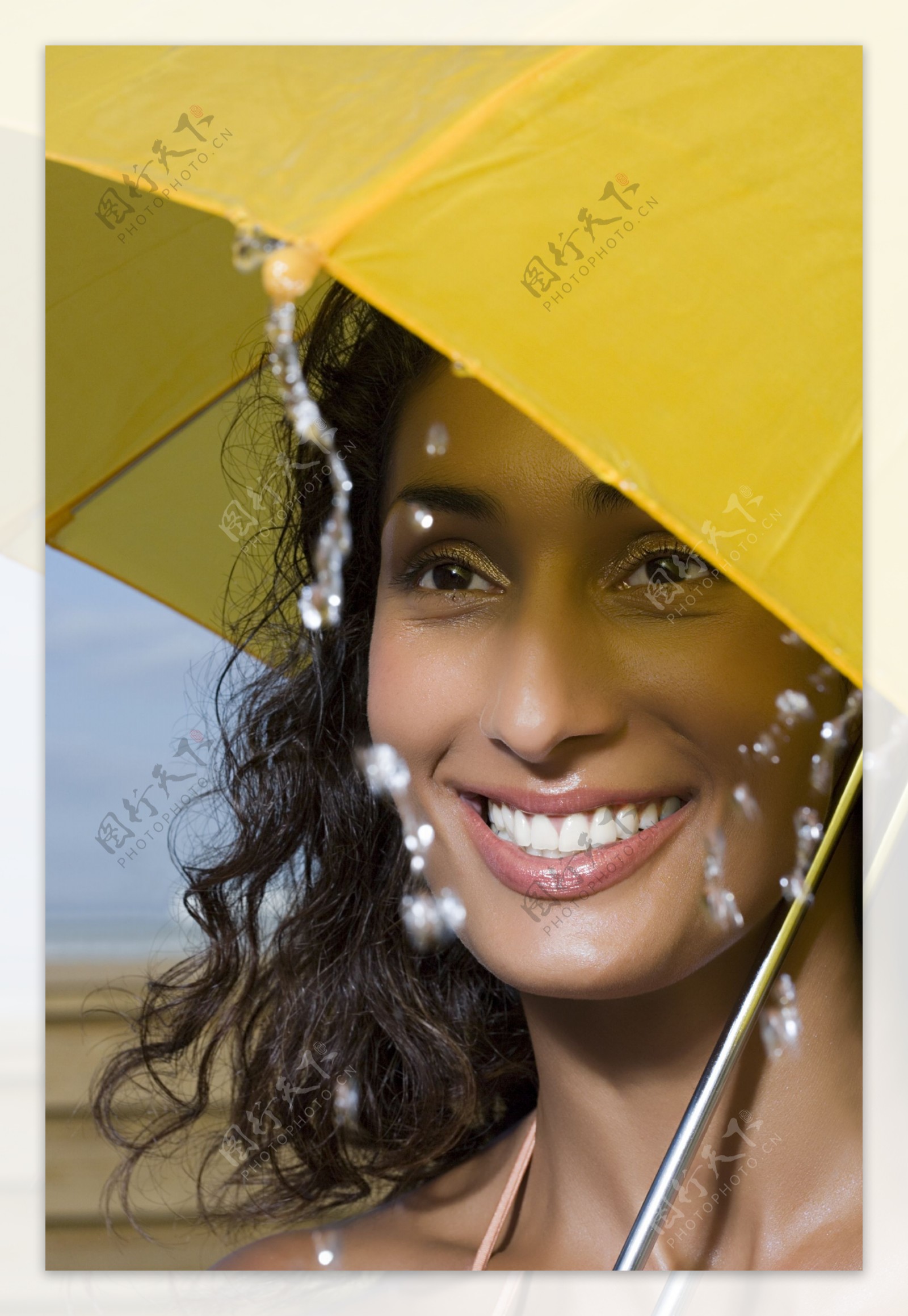雨伞下的微笑优雅贵妇图片