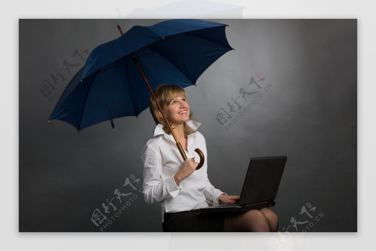 打着雨伞工作的商务女孩商务特写图片