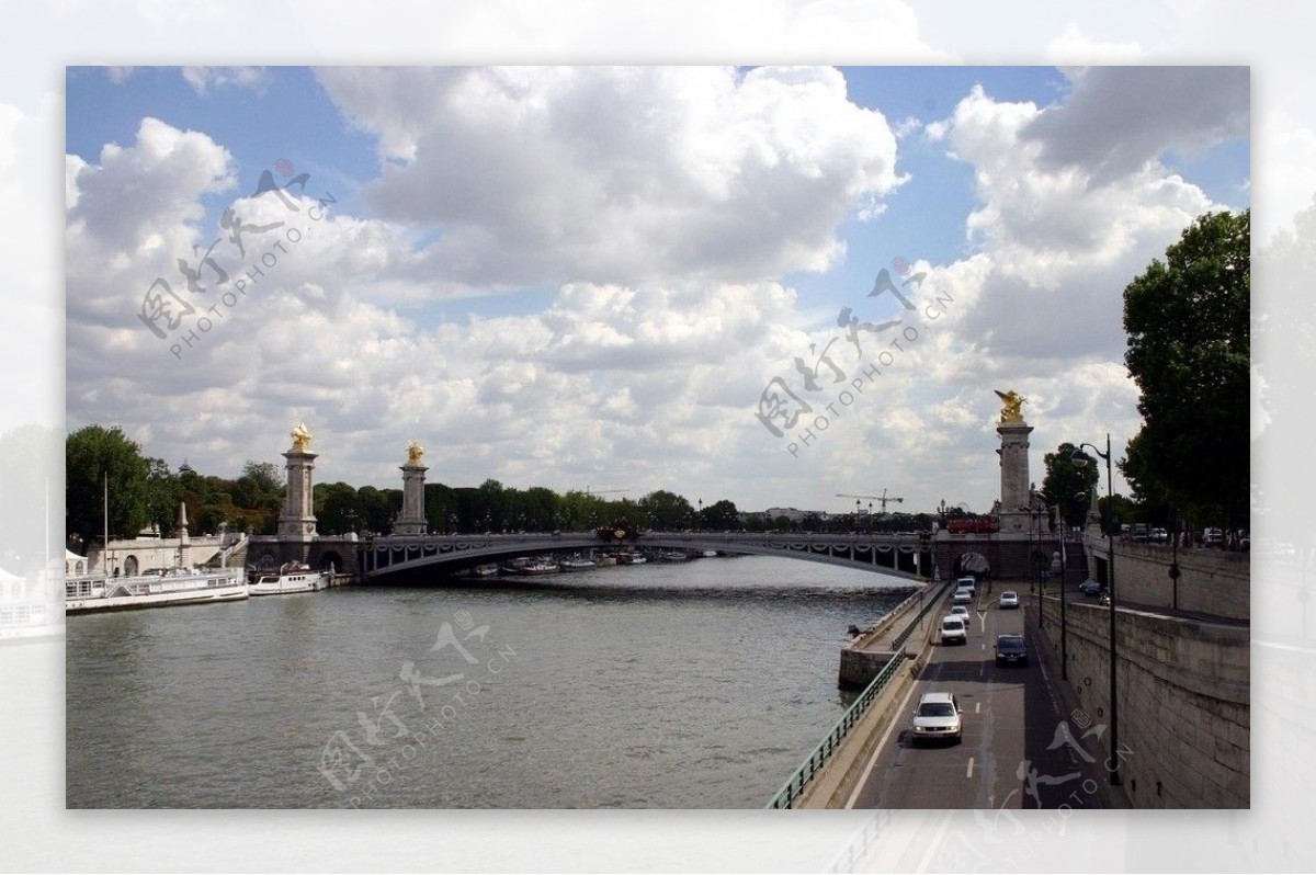 蓝天白云下的巴黎塞纳河图片