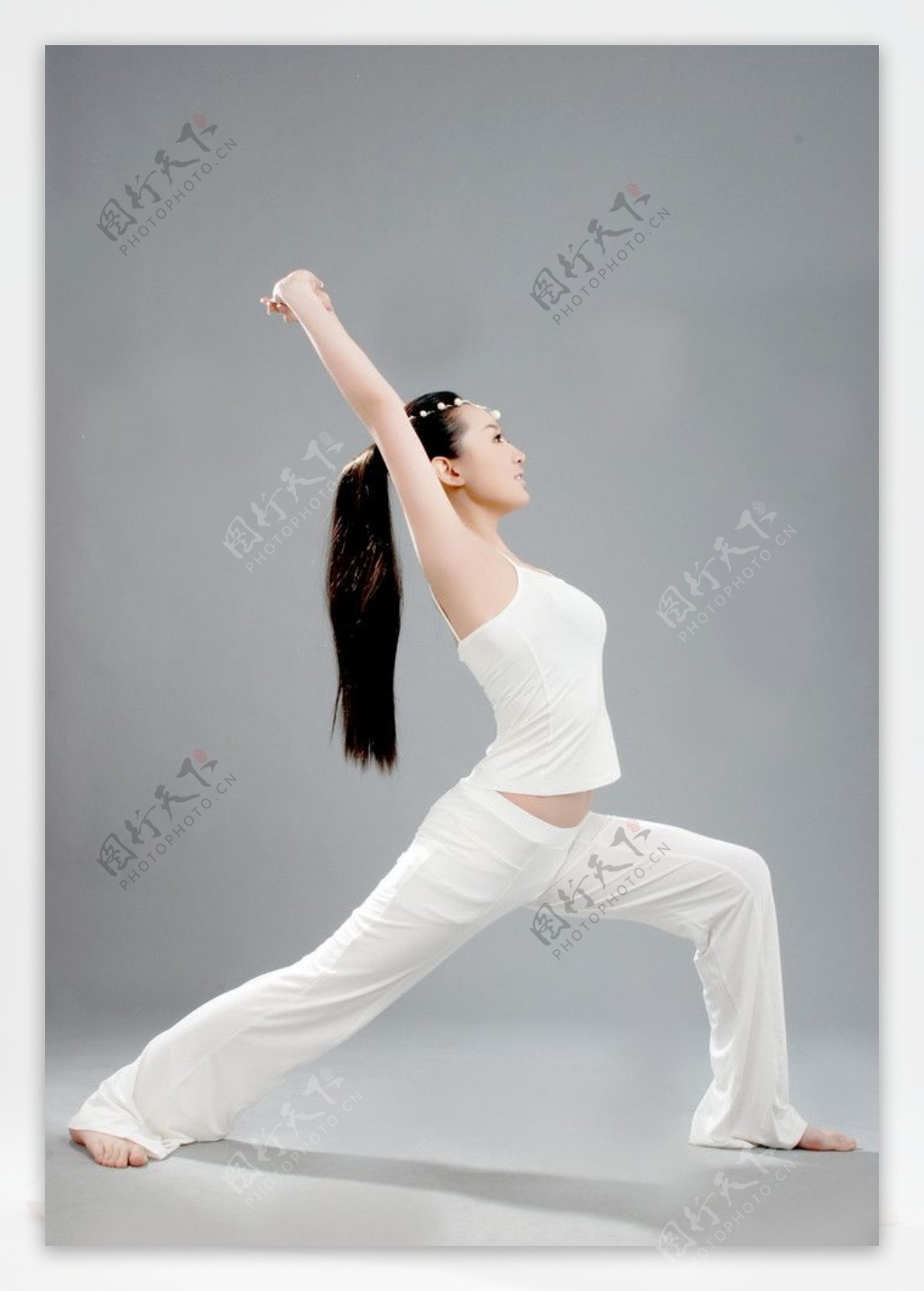 瑜伽美女立式展胸式图片