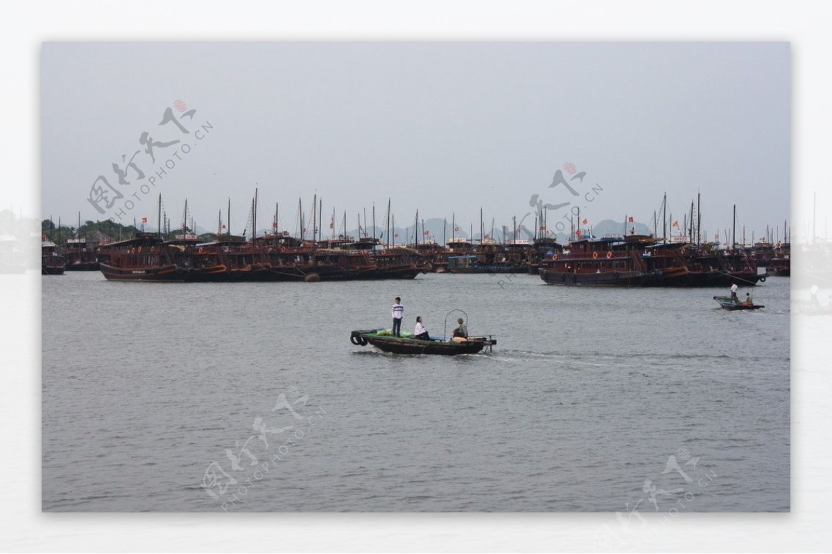 越南河内下龙湾鱼船图片