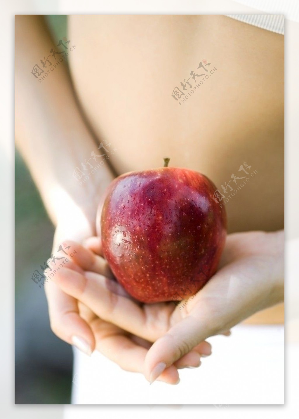 手拿苹果的女人图片