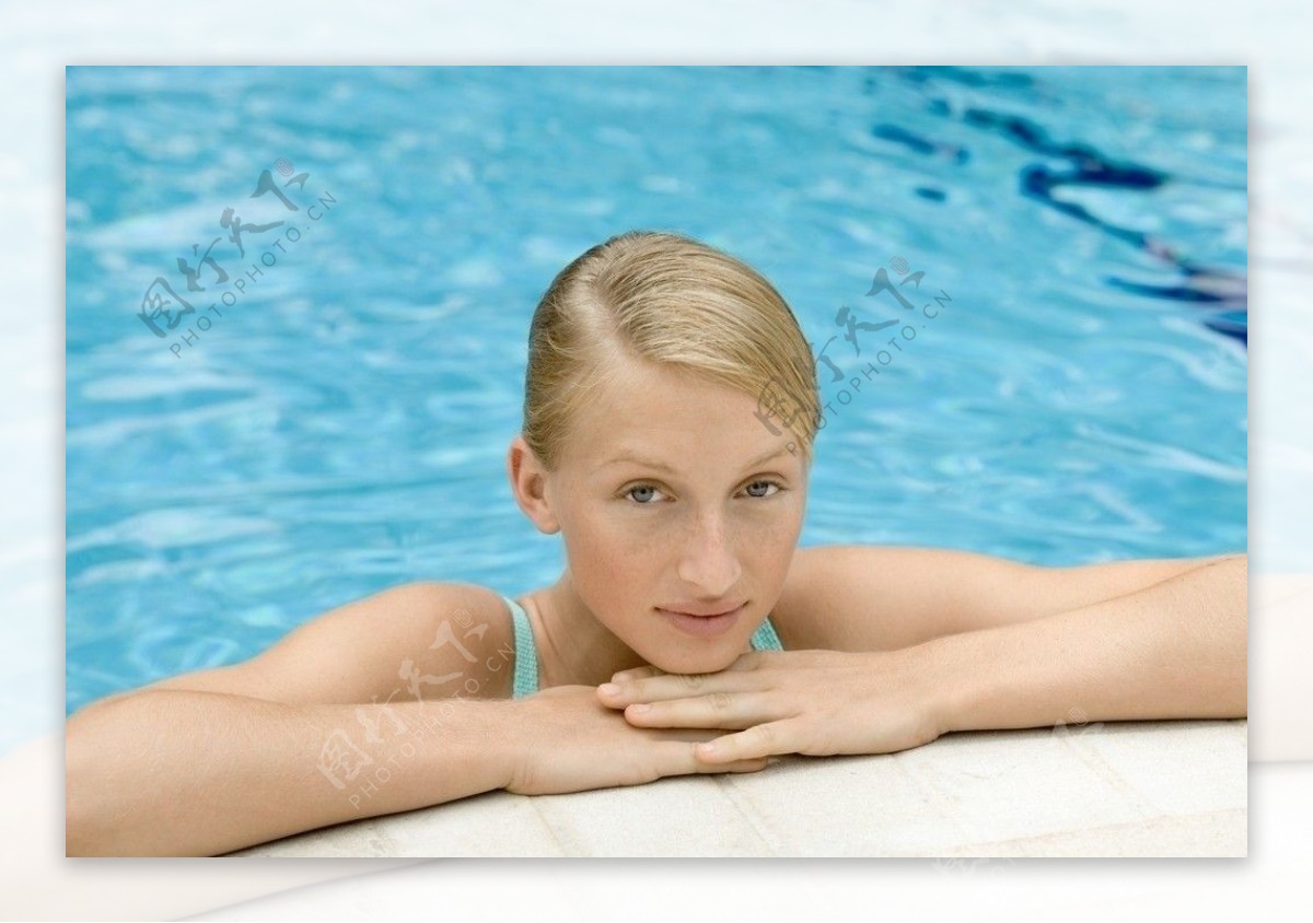 游泳池里的女游泳运动员。照片摄影图片_ID:161989065-Veer图库