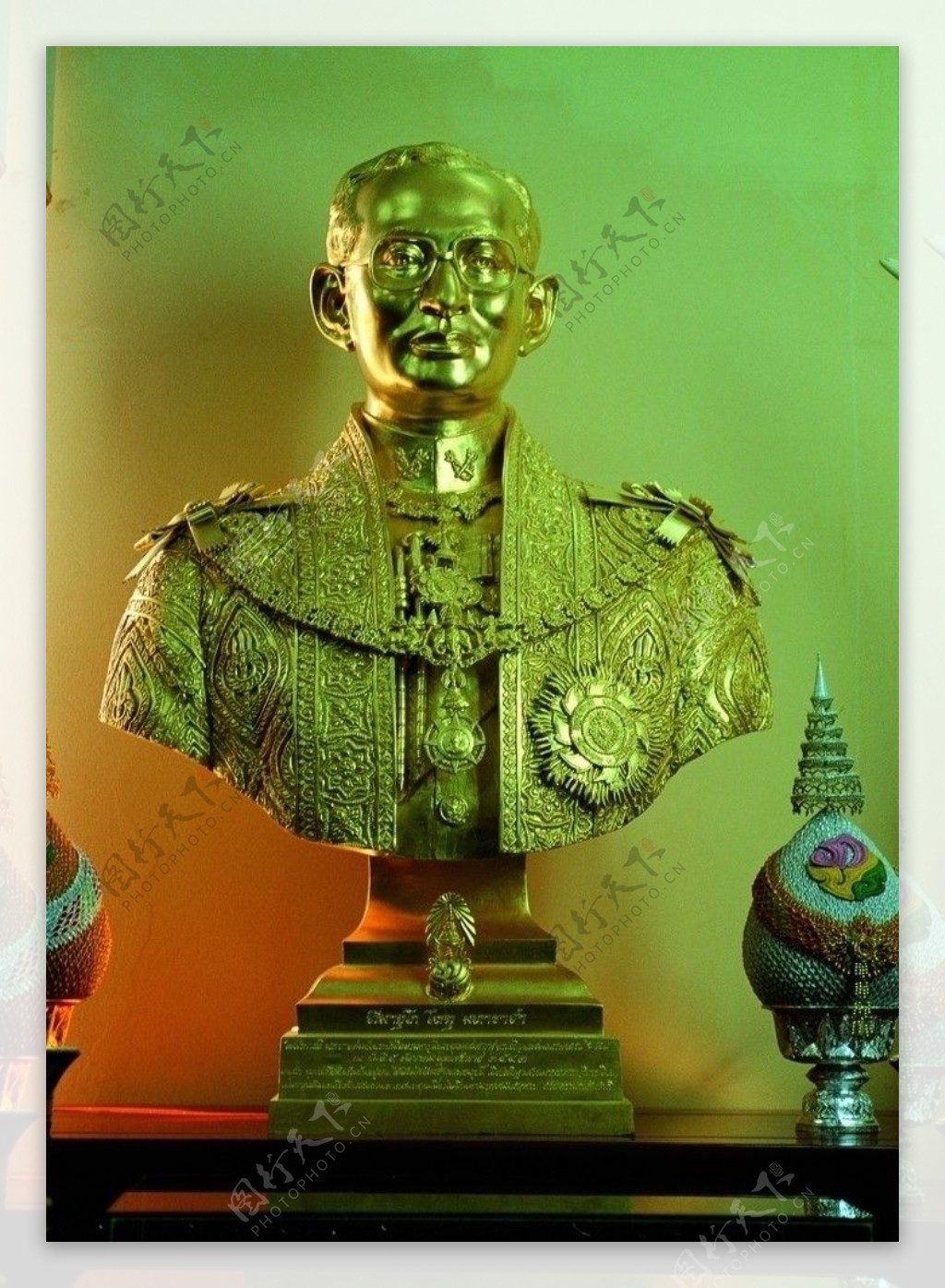 泰国国王普密蓬183阿杜德金雕像图片