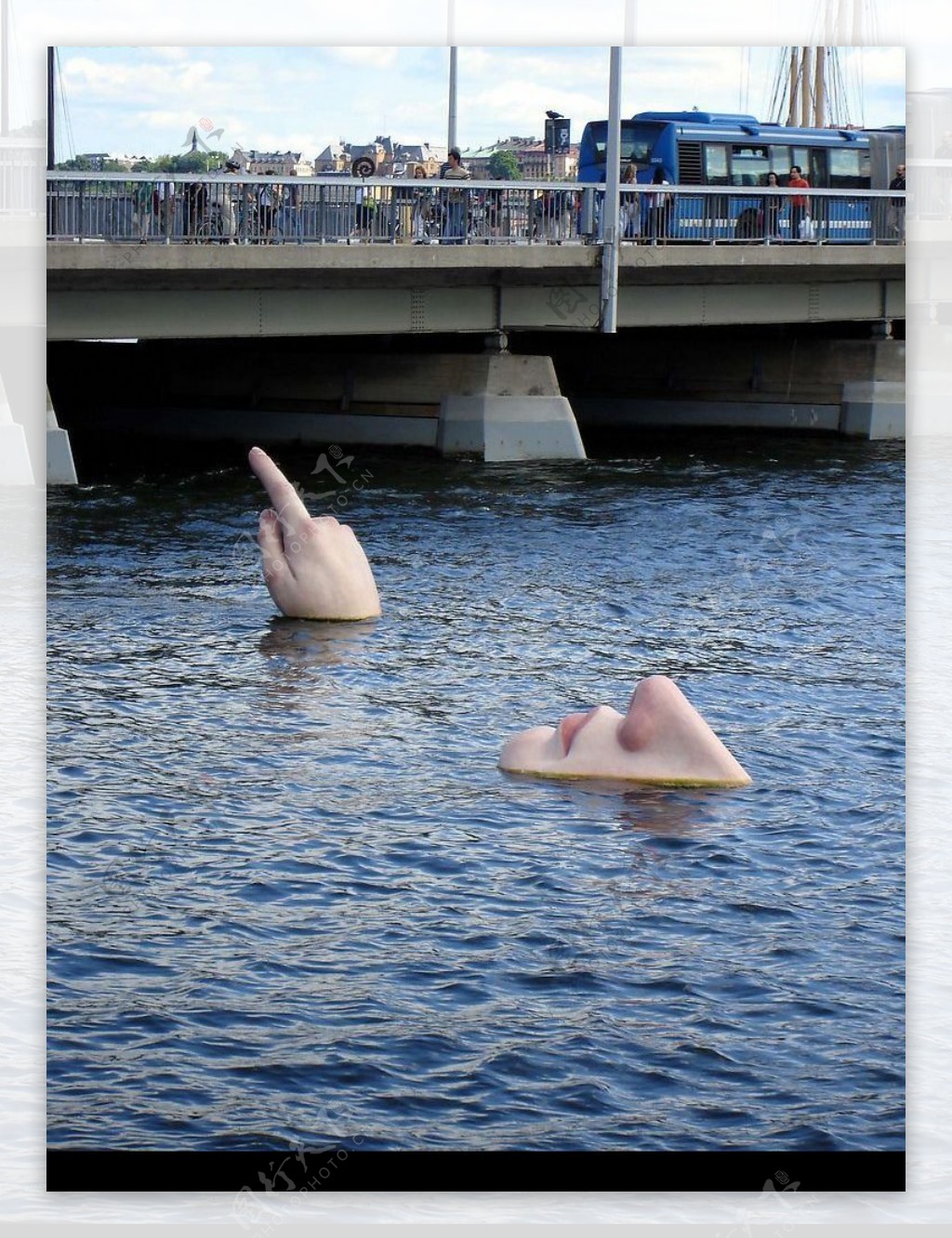芬兰河中雕塑图片