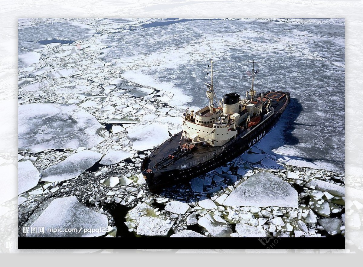冰冻湖面的船图片