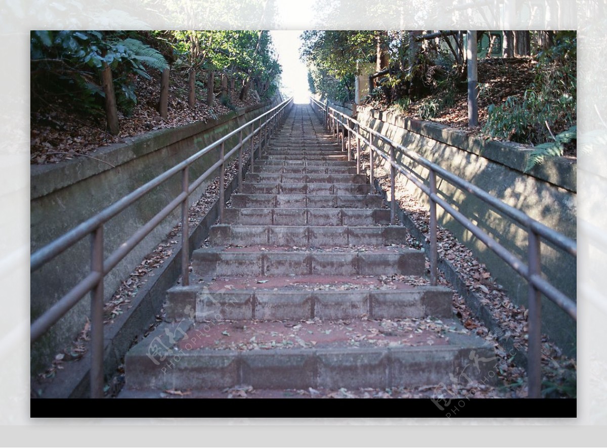上山的阶梯路百步梯图片