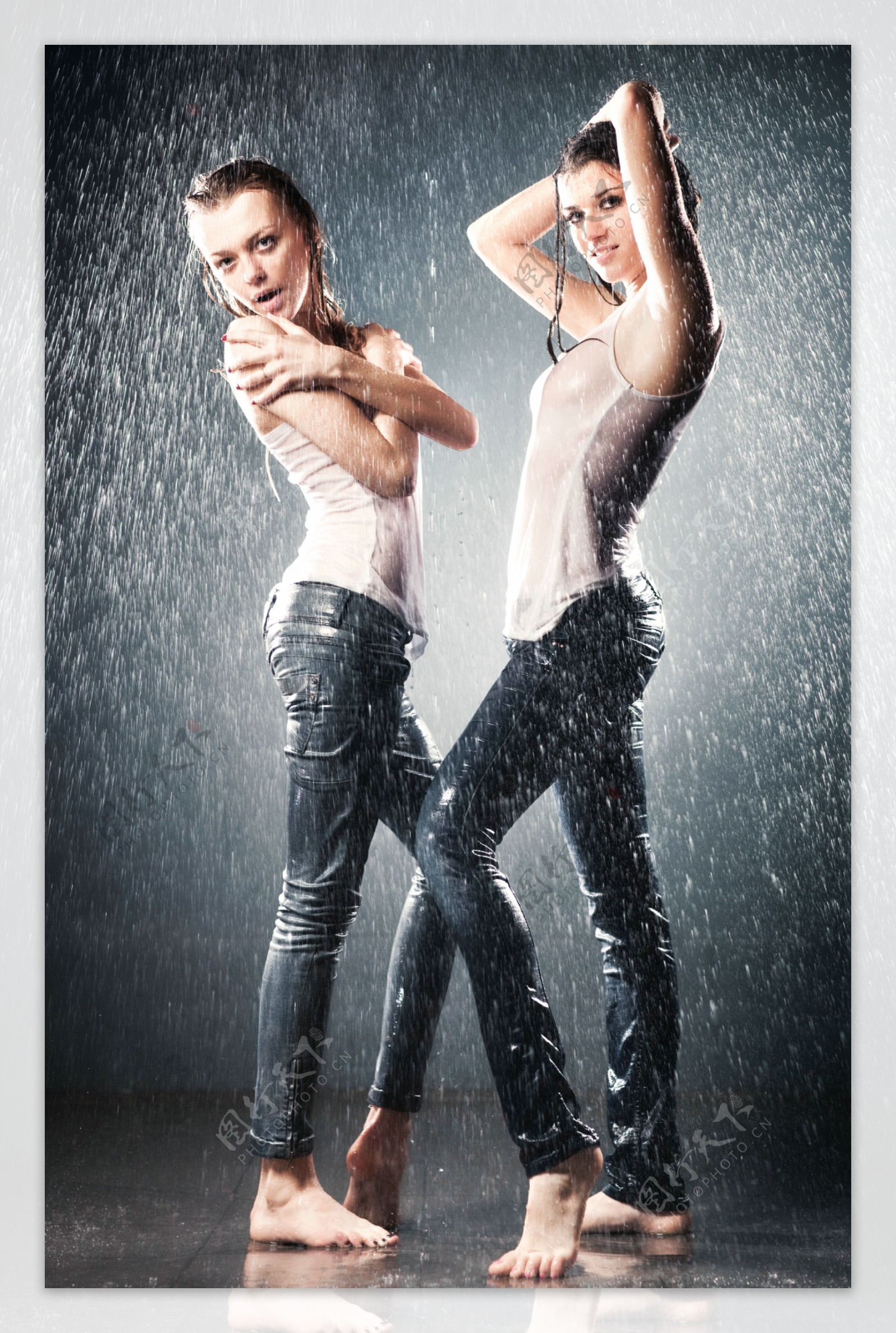 雨中的美女姐妹图片