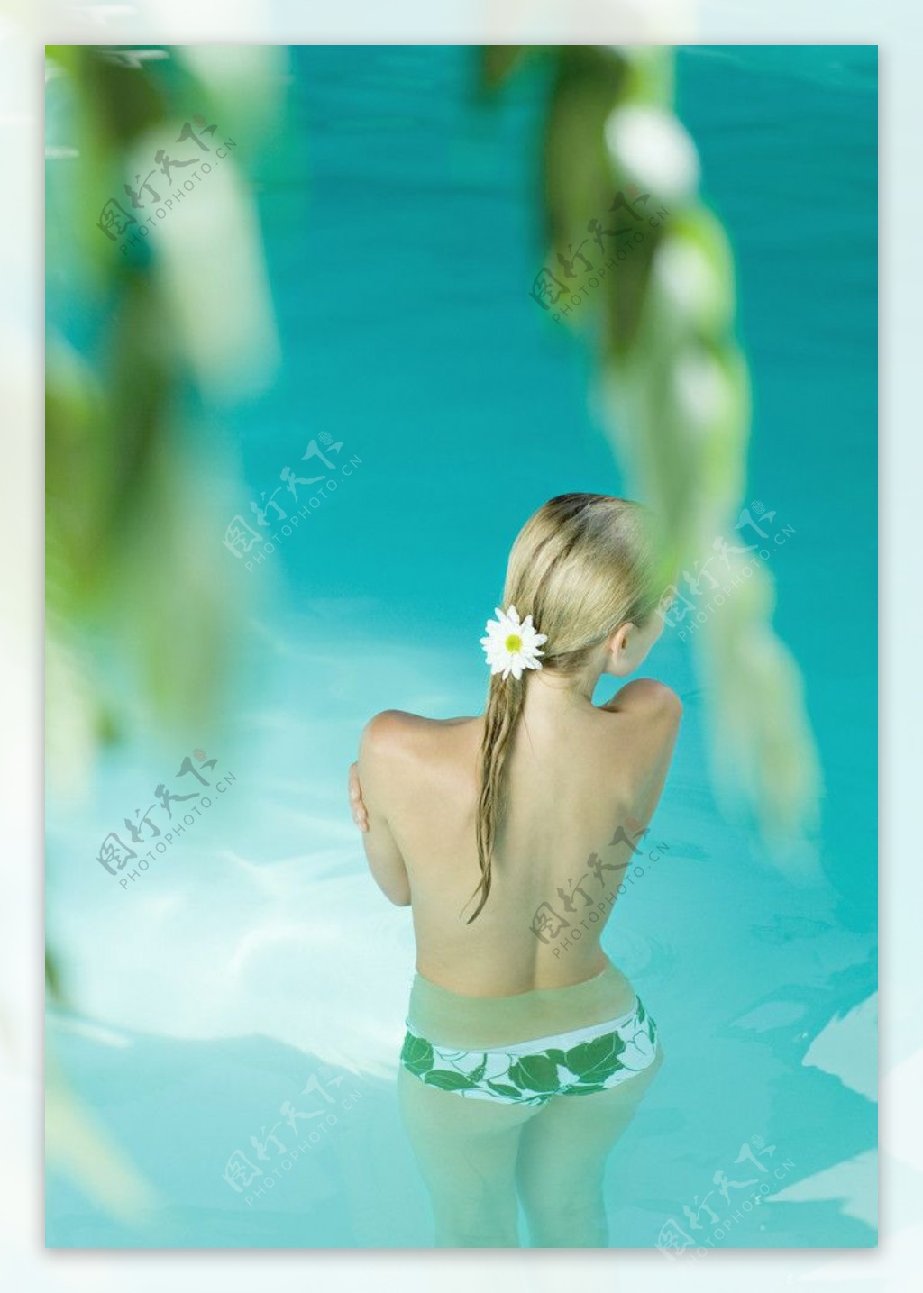 女孩在水中沐浴图片