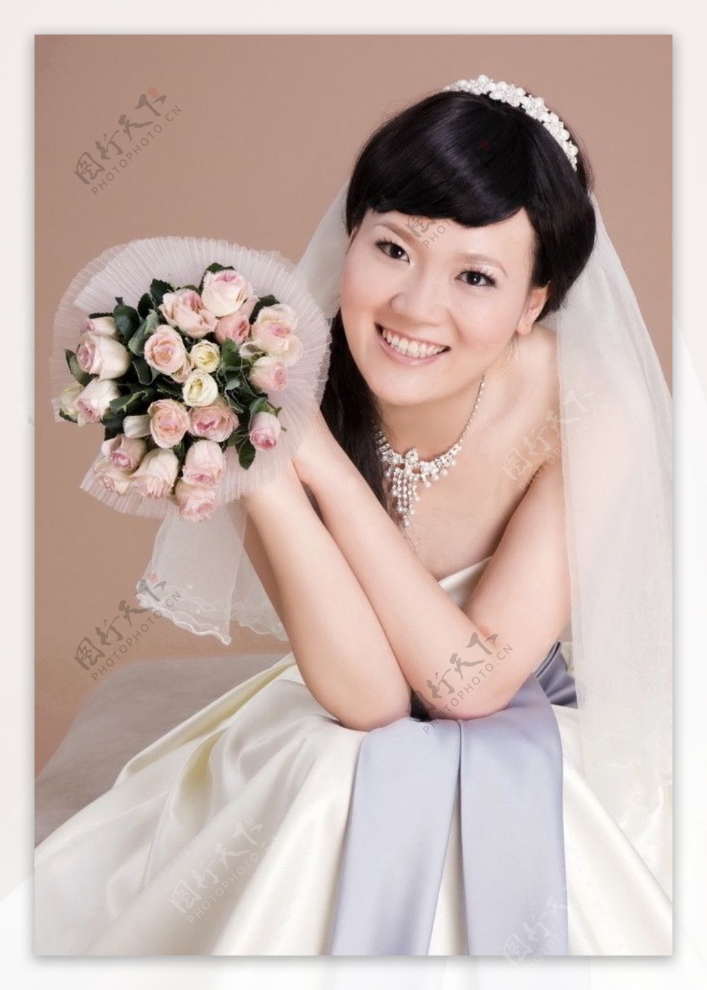 手捧花的新娘子图片