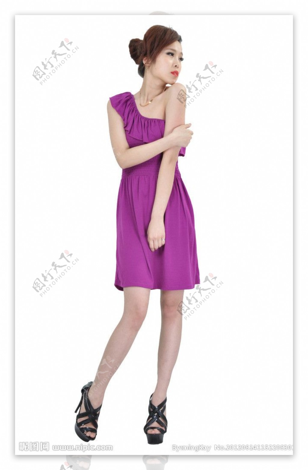 紫色连衣裙美女图片