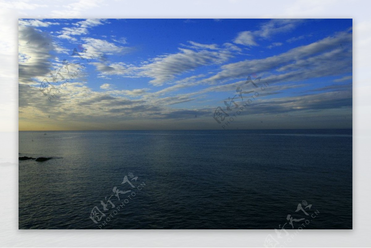 日出时的大海图片