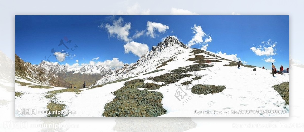 夏季天山博格达雪峰图片