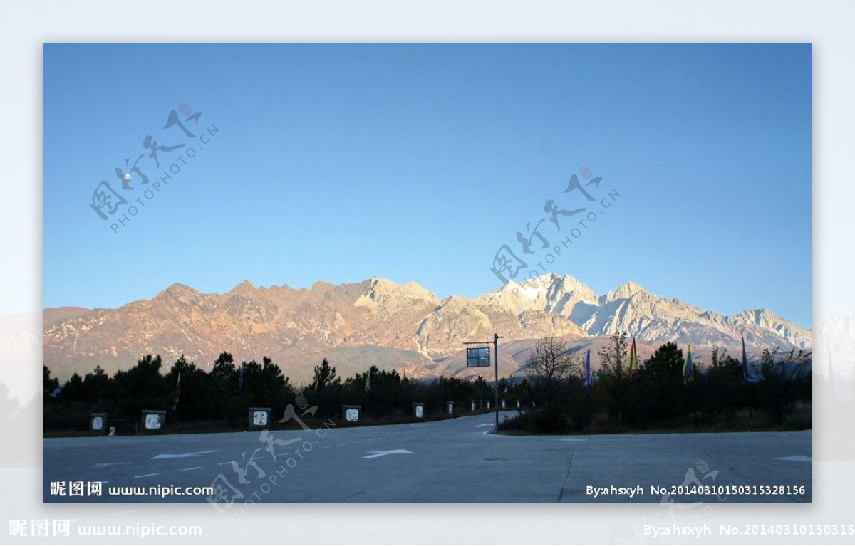 玉龙雪山远景图片