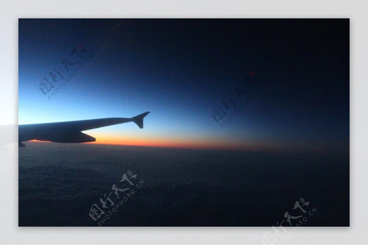 飞机晨光图片