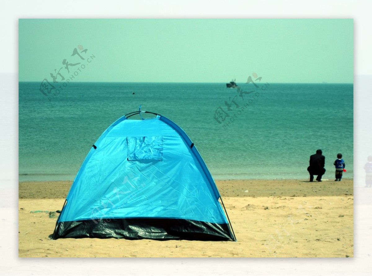 青岛海滨海滩帐篷图片