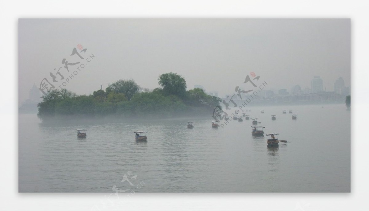 雾中的杭州西湖图片