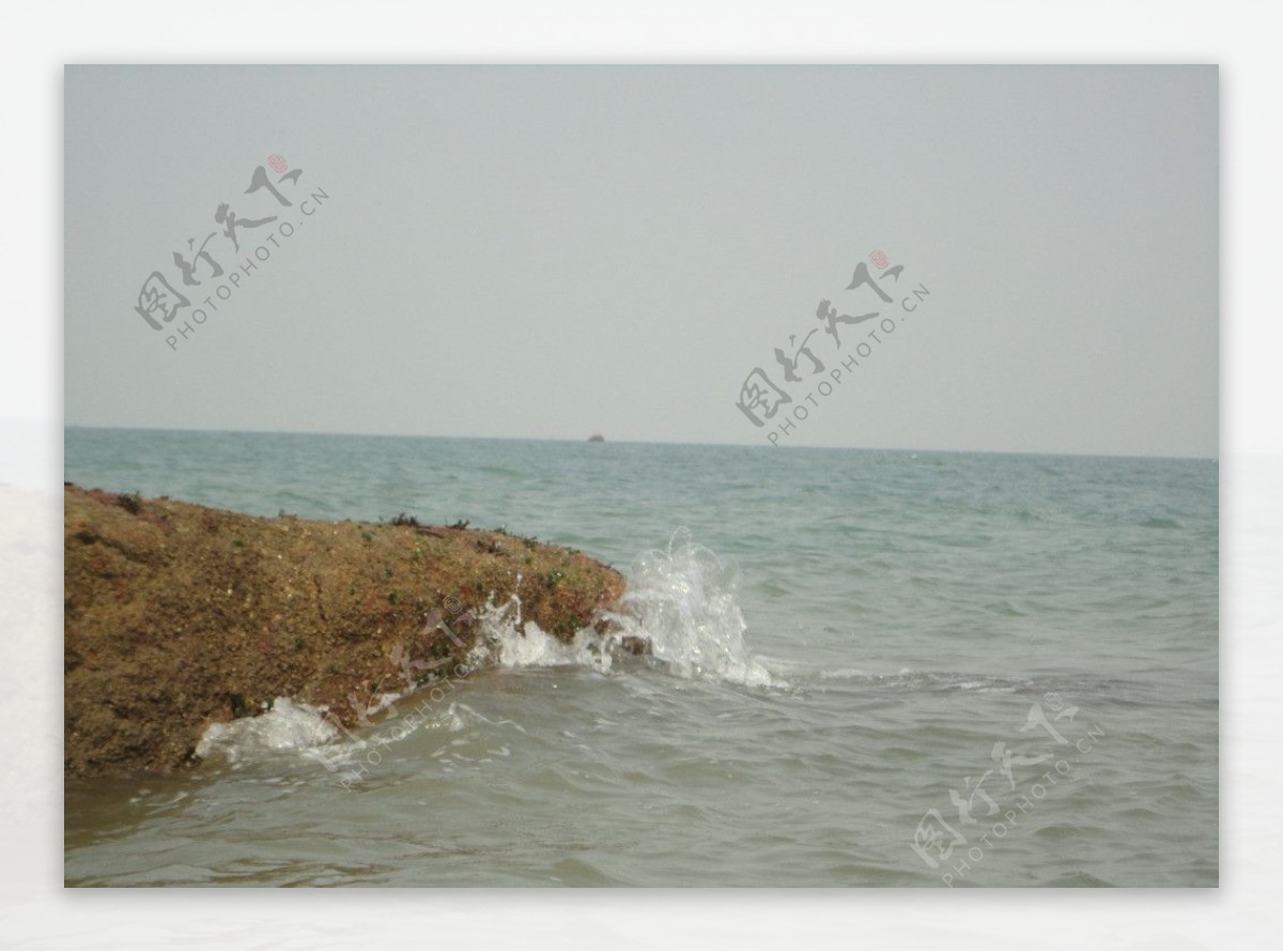刘公岛海岸的浪花图片