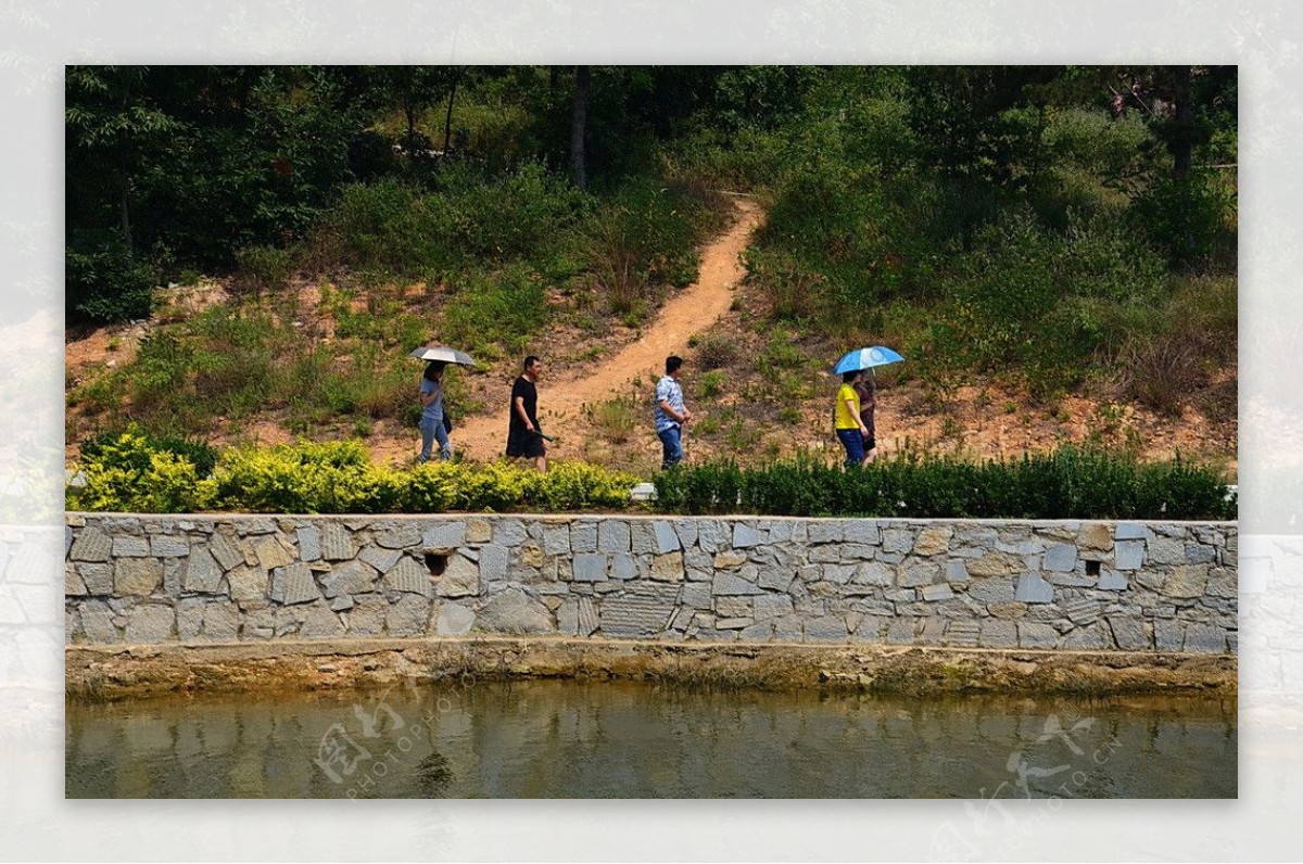 燕子湖的游客图片