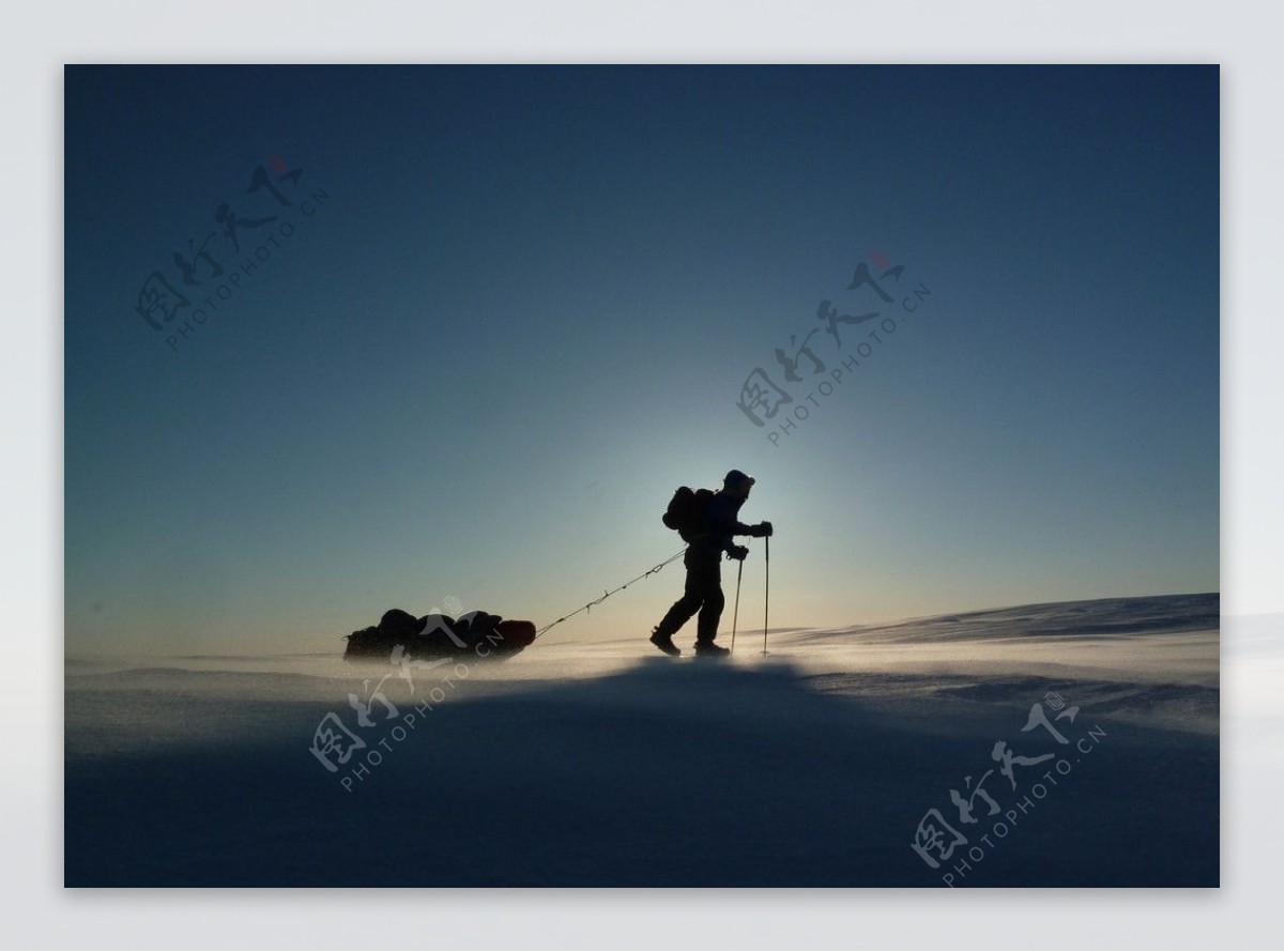 在雪地上探险的科考队员图片